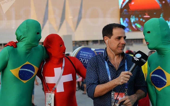 Trang phục kỳ lạ của cổ động viên Brazil và cổ động viên Thụy Sỹ.