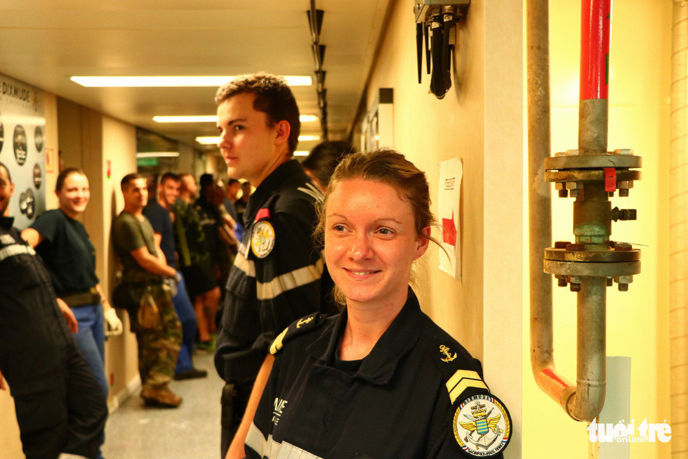 Đoàn tàu khởi hành từ ngày 26-2, tại Toulon (Pháp) và đã ghé qua nhiều nước trước khi đến Việt Nam nhằm tăng cường hợp tác quốc tế; đào tạo tác chiến thực tế cho 131 sĩ quan tham gia khóa học. Sau khi thăm Việt Nam, hai tàu chiến của Pháp sẽ ghé Singapore trước khi trở về Pháp. Thủy thủ đoàn của tàu đổ bộ trực thăng Dixmude gồm 209 người bao gồm 31 phụ nữ. Toàn bộ thủy thủ đoàn còn khá trẻ, với độ tuổi trung bình là 32. Ảnh: Duy Linh.