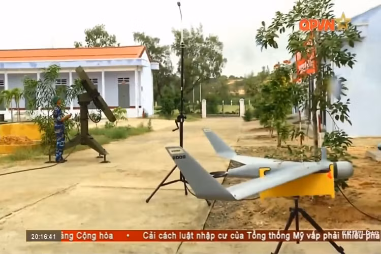 Về tên lửa bờ EXTRA đây là dòng tên lửa được Tập đoàn công nghiệp quân sự IMI (Israel Military Industries) và Chi nhánh MLM Systems Division của Hãng Công nghiệp Hàng không Israel IAI (Israel Aircraft Industries) hợp tác phát triển, được đưa ra giới thiệu lần đầu tại Triển lãm hàng không Paris 2005. Trong ảnh là máy bay không người lái Orbiter 2 làm nhiệm vụ trinh sát trong các đơn vị tác chiến thuộc hệ thống tên lửa bờ EXTRA. Nguồn ảnh: QPVN.