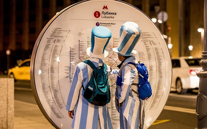 Cổ động viên Argentina xem bản đồ tàu điện ngầm tại Moscow.