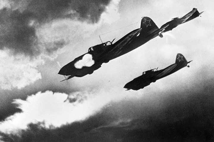 Liên Xô chế tạo 42.330 máy bay cường kích Ilyushin IL-2 trong Thế chiến 2. Lãnh tụ Liên Xô Stalin từng tuyên bố như thế này: “Các máy bay đó quan trọng đối với Hồng quân như không khí và bánh mì”.