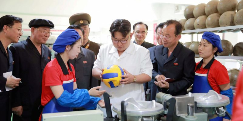 Ông Kim Jong-un thăm một nhà máy của Triều Tiên. Ảnh: KCNA
