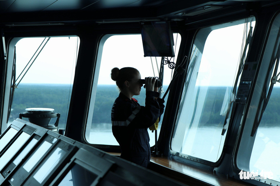 Một nữ sĩ quan quan sát xung quanh từ đài chỉ huy. Dù cập cảng nhưng trên tàu Dixmude luôn có các binh sĩ thường xuyên túc trực và làm nhiệm vụ cảnh giới. Ảnh: Duy Linh.