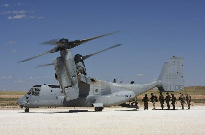V-22 Osprey có chiều dài 17,5m; chiều rộng (cả cánh) 25,8m; trọng lượng cất cánh tối đa 27,4 tấn; tầm hoạt động 1.600 km.