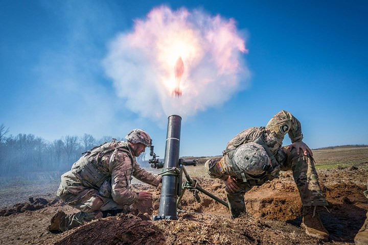 Bộ binh Mỹ khai hỏa súng cối 120mm trong đợt tập trận bắn đạn thật ở Fort Campbell, Mỹ.