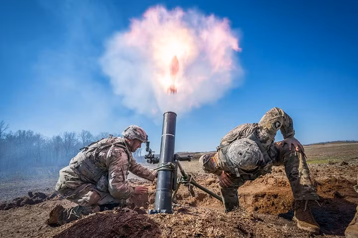 Bộ binh Mỹ khai hỏa súng cối 120mm trong đợt tập trận bắn đạn thật ở Fort Campbell, Mỹ.