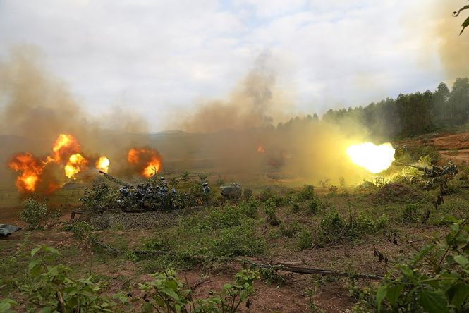 Chớp lửa bao trùm trận địa