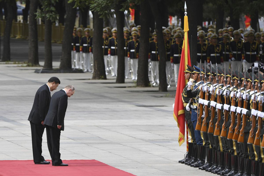 Bản tuyên bố chung nhấn mạnh Nga và Trung Quốc sẽ "tham khảo ý kiến lẫn nhau về các vấn đề trong chiến lược ổn định" với bối cảnh "tình hình thế giới ngày càng bất ổn và khó đoán định". Hai bên cũng cam kết hợp tác chống khủng bố, cũng như tăng cường liên lạc quân sự. Ảnh: AP.