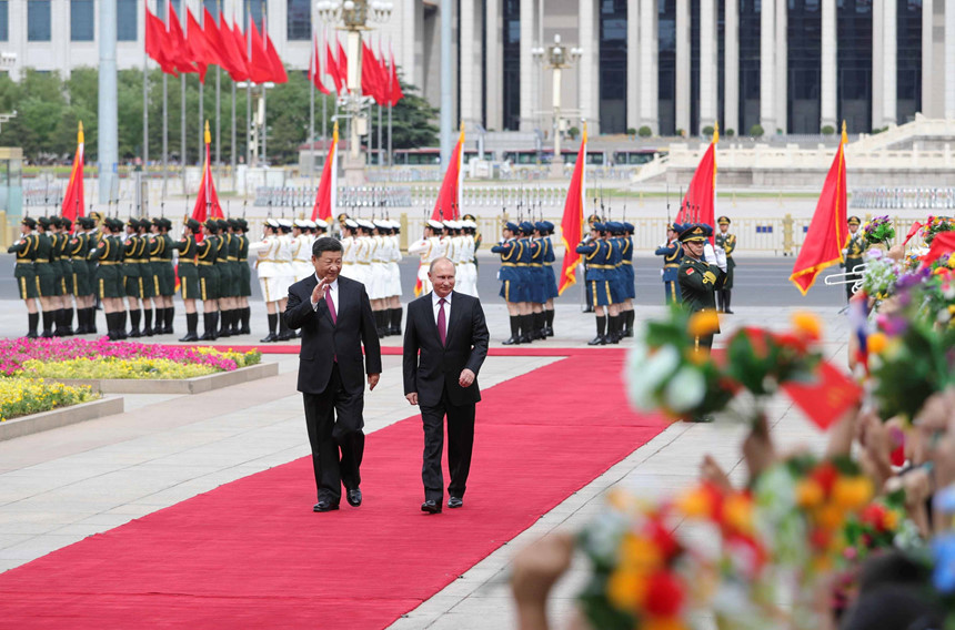 Ngày 8/6, Tổng thống Nga Vladimir Putin đã có mặt tại Trung Quốc theo lời mời của Chủ tịch Tập Cận Bình, sau đó 2 người sẽ tham dự hội nghị thượng đỉnh của Tổ chức Hợp tác Thượng Hải (SCO) nhằm trao đổi về các vấn đề an ninh trong khu vực, đặc biệt là hợp tác chống khủng bố. Ảnh: Reuters.