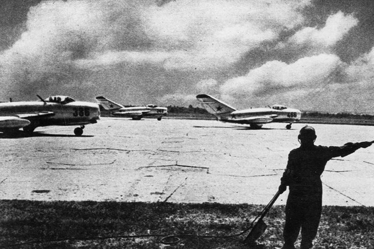 Tuy nhiên, thời điểm Liên Xô thực sự chú ý và quyết tâm thu thập các loại vũ khí, khí tài chiến tranh của Mỹ và đồng minh phục vụ quá trình nghiên cứu phương án đối phó và hoàn thiện công nghệ quân sự trong nước phải tính từ chiến tranh Triều Tiên (1950-1953). Trong cuộc chiến trên, quân chí nguyện Trung Quốc, Quân đội Triều Tiên và một phần lực lượng không quân Liên Xô đã đối đầu trực tiếp với Mỹ và liên quân.