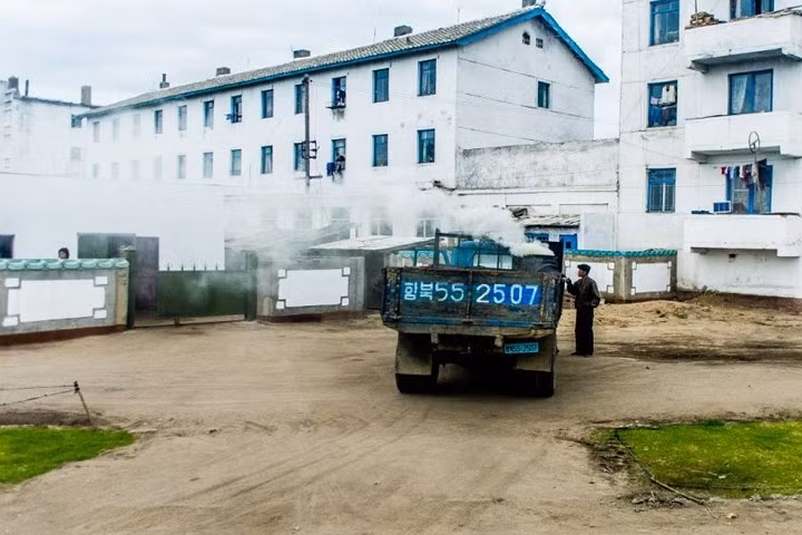 Triều Tiên chủ trương ưu tiên chụp ảnh cảnh người dân đang lao động để khuyến khích họ làm việc vì đất nước.