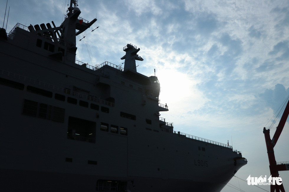 Hoàng hôn khuất sau tàu Dixmude. Ảnh: Duy Linh.