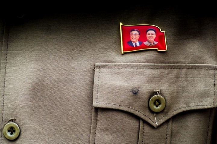 Một tấm huy hiệu hình các cố lãnh tụ Triều Tiên là Kim Nhật Thành (Kim Il-sung) và Kim Chính Nhật (Kim Jong-il).