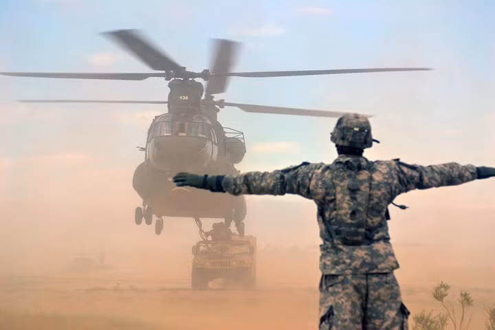 Binh sĩ Mỹ ra hiệu cho trực thăng CH-47 Chinook kéo một xe quân sự Humvee lên để di chuyển đến một địa điểm tập trận ở Colorado, Mỹ.