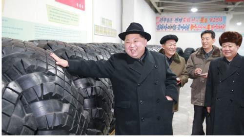 Nhà lãnh đạo Triều Tiên Kim Jong-un thăm một nhà máy sản xuất lốp xe ô tô nội địa. Ảnh: KCNA