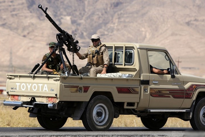 Ô tô Toyota Land Cruiser được sử dụng để chở vũ khí và hàng hóa tiếp tế. Xe cũng hay được “độ” thành xe chiến đấu khi được gắn thêm súng máy hạng nặng ở phía sau.