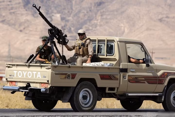 Ô tô Toyota Land Cruiser được sử dụng để chở vũ khí và hàng hóa tiếp tế. Xe cũng hay được “độ” thành xe chiến đấu khi được gắn thêm súng máy hạng nặng ở phía sau.