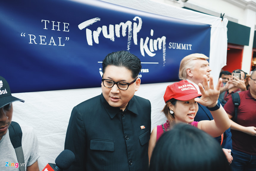 Trả lời câu hỏi của Zing.vn về việc liệu ông Trump và ông Kim có hòa hợp với nhau trong cuộc gặp ngày 12/6 tới không, Howard X nói rằng anh ta nghĩ thế, "vì họ thật sự là hai người đàn ông giống hệt nhau, tính cách tương tự nhau".