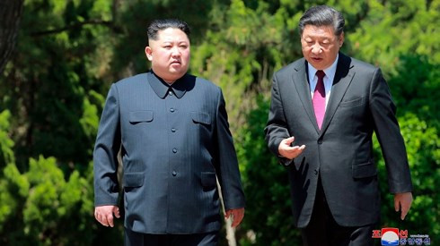 Nhà lãnh đạo Triều Tiên Kim Jong-un (trái) và Chủ tịch Trung Quốc Tập Cận Bình. Ảnh: KCNA.