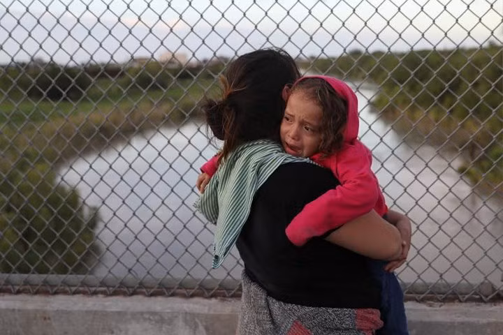 Đứa trẻ người Honduras theo mẹ đi di cư này mới chỉ 3 tuổi.