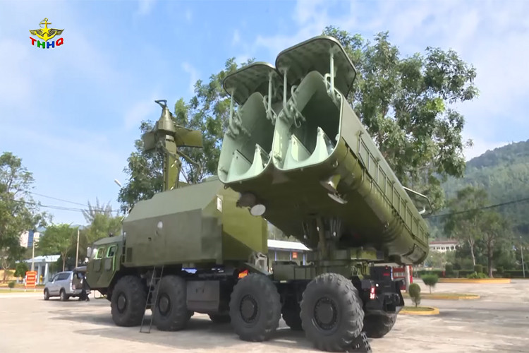 Biên chế một khẩu đội tên lửa 4K51 Rubezh gồm có 4 xe phóng đạn 3P51, 4 xe nạp đạn và 16 quả đạn tên lửa hành trình chống hạm P-21. Nguồn ảnh: Truyền hình Hải quân.