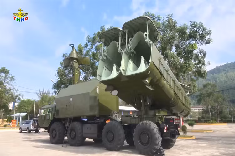 Biên chế một khẩu đội tên lửa 4K51 Rubezh gồm có 4 xe phóng đạn 3P51, 4 xe nạp đạn và 16 quả đạn tên lửa hành trình chống hạm P-21. Nguồn ảnh: Truyền hình Hải quân.