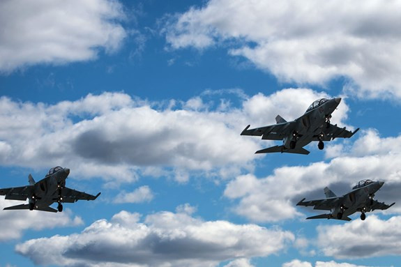 Máy bay huấn luyện- chiến đấu Yak-130 được thiết kế để thay thế cho máy bay huấn luyện L-39. Ngoài khả năng thực hiện nhiệm vụ huấn luyện và đào tạo phi công lái các máy bay chiến đấu thế hệ 4, 4++ và 5, Yak-130 cũng có thể được chuyển đổi thành một máy bay chiến đấu hạng nhẹ. Tốc độ bay tối đa của loại máy bay này là 1.050 km/giờ.