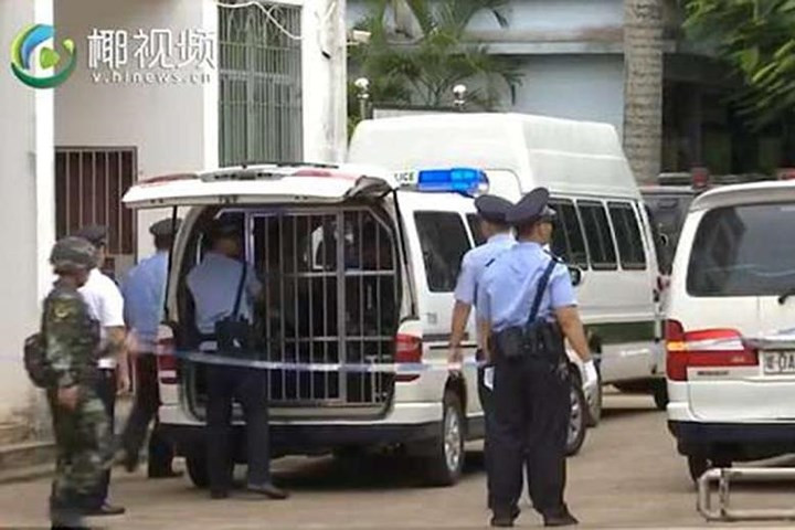 Xe chở tù nhân đã đợi sẵn. Các tử tù sau đó được đưa thẳng ra pháp trường để thi hành án tử hình.