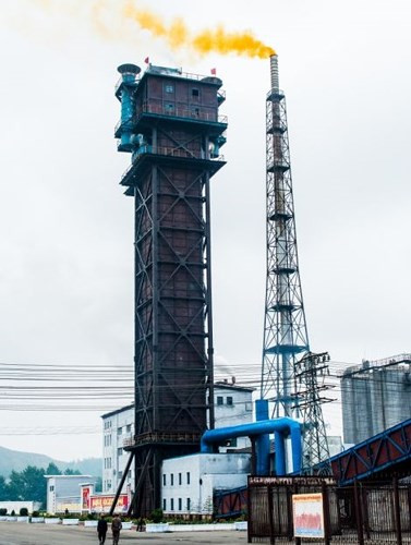 Khói vàng cuộn lên từ ống khói nhà máy phân bón nói trên.