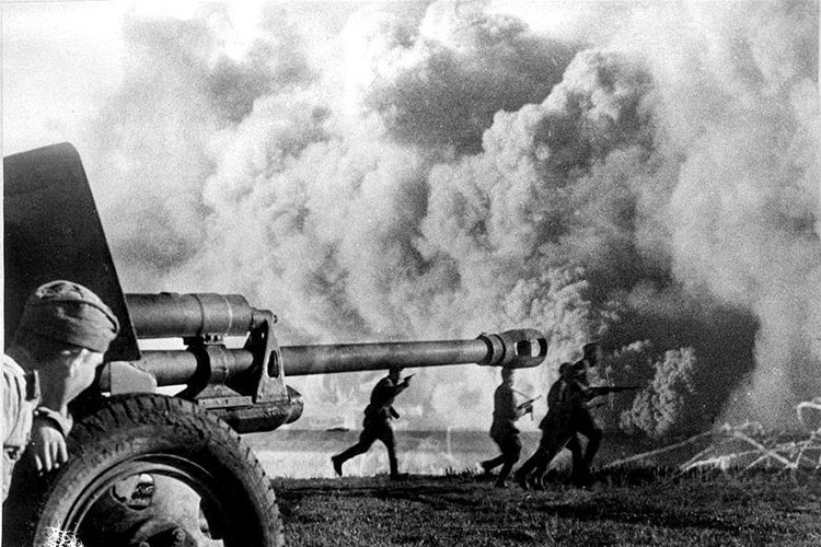 Theo nhiều sử gia nhận định, Liên Xô đóng vai trò quyết trong việc giải phóng châu Âu khỏi chủ nghĩa phát xít khi Đức và đồng minh “nướng” gần như tất cả những gì chúng có ở Mặt trận phía Đông. Nguồn ảnh: Pinterest.