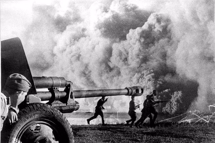 Theo nhiều sử gia nhận định, Liên Xô đóng vai trò quyết trong việc giải phóng châu Âu khỏi chủ nghĩa phát xít khi Đức và đồng minh “nướng” gần như tất cả những gì chúng có ở Mặt trận phía Đông. Nguồn ảnh: Pinterest.