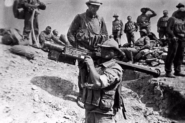 MANPADS ban đầu gây thiệt hại nặng cho lực lượng quân sự Liên Xô đồn trú tại Afghanistan do tính bất ngờ. Chính điều này đã khiến Liên Xô phải cử các đơn vị tinh nhuệ của Tình báo quân đội (GRU) tìm kiếm, thu giữ các tổ hợp tên lửa Stinger để nghiên cứu phương án đối phó.