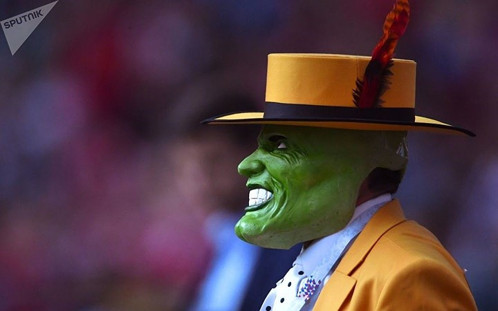 Cổ động viên hóa trang thành nhân vật "Mặt nạ xanh" trong bộ phim "The Mask" trong trận đấu giữa đội tuyển Nga và đội tuyển Saudi Arabia.