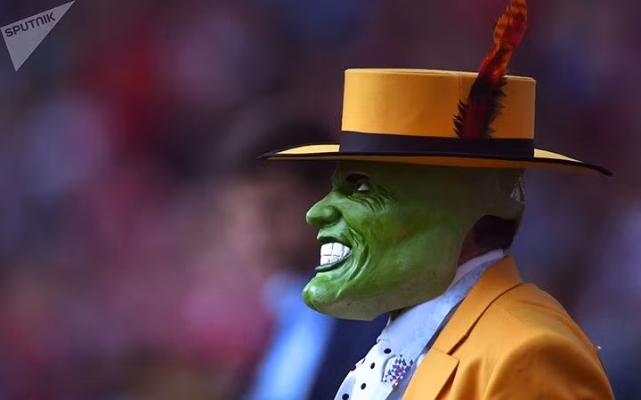 Cổ động viên hóa trang thành nhân vật "Mặt nạ xanh" trong bộ phim "The Mask" trong trận đấu giữa đội tuyển Nga và đội tuyển Saudi Arabia.