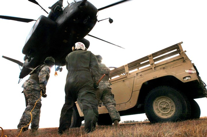 Trực thăng MH-53E Sea Dragon hỗ trợ binh sĩ Mỹ chuyển xe quân sự Humvee đến điểm tập kết.