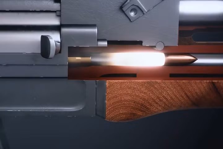 Cận cảnh đầu đạn bị tống mạnh vào nòng súng.