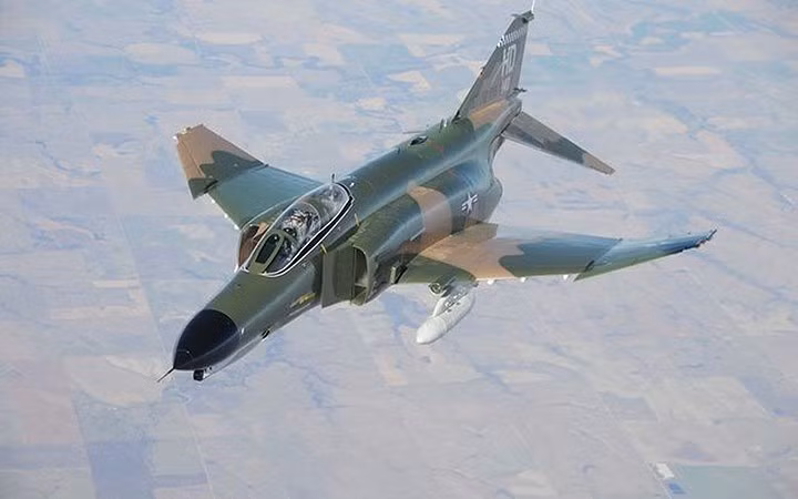 Máy bay siêu âm McDonnell Douglas F-4 có khả năng bay từ Los Angeles tới New York trong chưa đầy 3 tiếng đồng hồ và có khả năng leo lên độ cao...18.000 mét.