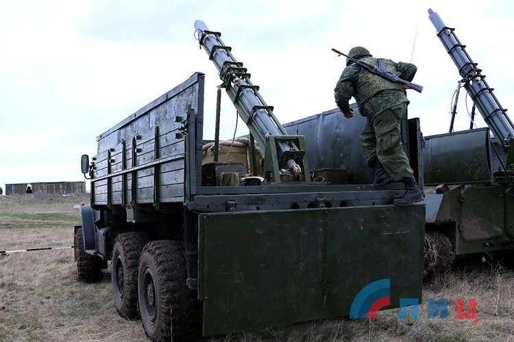 Còn đây là một biến thể của UR-83P được đặt trên khung gầm đặc chủng Kamaz, ở đây ta có thể dễ dàng nhận thấy cụm phóng của nó mang theo ít nhất hai quả đạn rocket. Nguồn ảnh: donetsksite.