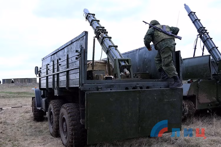 Còn đây là một biến thể của UR-83P được đặt trên khung gầm đặc chủng Kamaz, ở đây ta có thể dễ dàng nhận thấy cụm phóng của nó mang theo ít nhất hai quả đạn rocket. Nguồn ảnh: donetsksite.