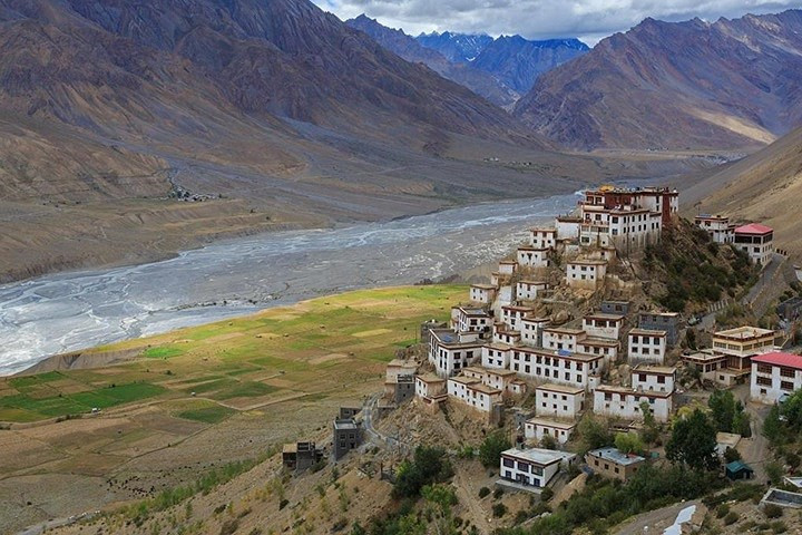 Trong ảnh là chùa lớn nhất của thung lũng Spiti. Chùa này nằm trên một đỉnh đồi và nhìn ra sông Spiti.