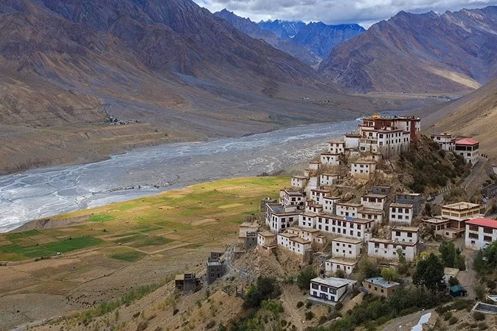 Trong ảnh là chùa lớn nhất của thung lũng Spiti. Chùa này nằm trên một đỉnh đồi và nhìn ra sông Spiti.