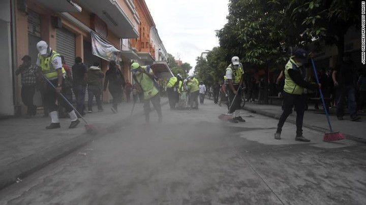 Thủ đô Guatemala nằm cách khu vực núi lửa hơn 30 km cũng bị ảnh hưởng bởi tro bụi. Ảnh: CNN.