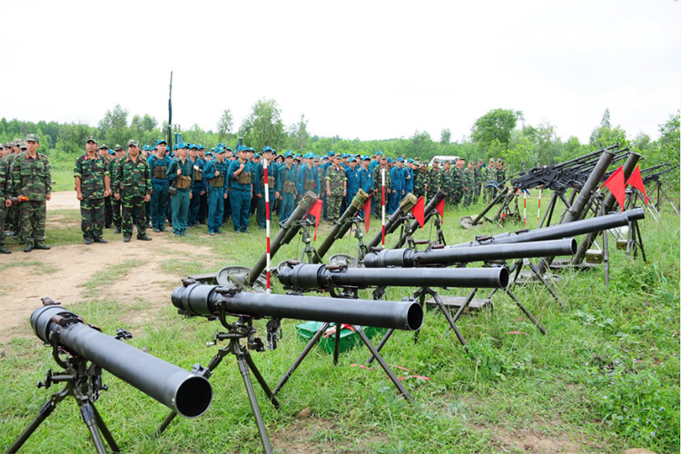 Các khẩu đội hỏa lực mang vác đi kèm bộ binh Lực lượng vũ trang Thành phố Hồ Chí Minh tham gia diễn tập