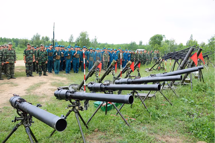 Các khẩu đội hỏa lực mang vác đi kèm bộ binh Lực lượng vũ trang Thành phố Hồ Chí Minh tham gia diễn tập