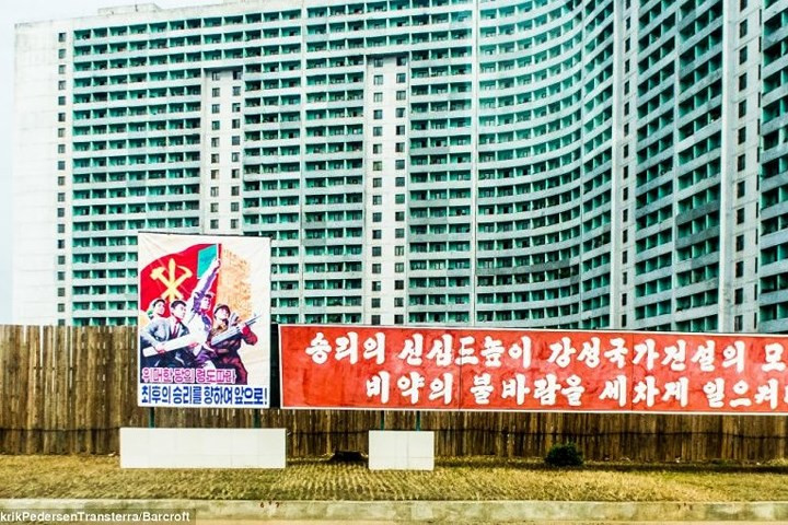 Các áp phích tuyên truyền khích lệ người dân lao động chăm chỉ vì đất nước.