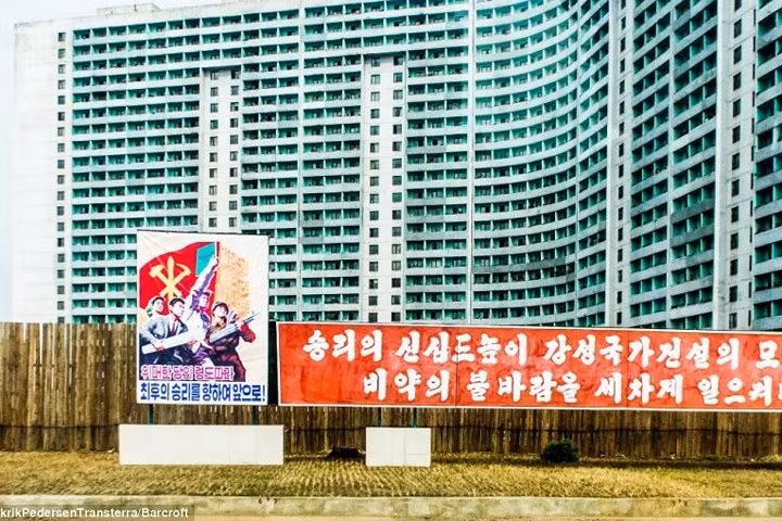 Các áp phích tuyên truyền khích lệ người dân lao động chăm chỉ vì đất nước.