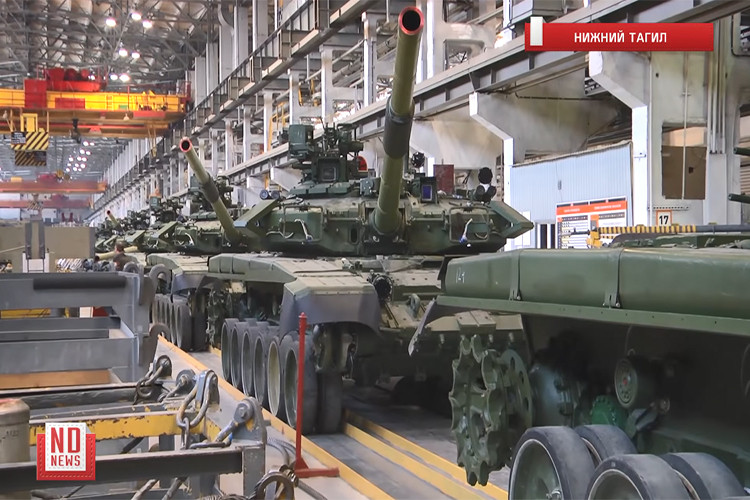 Ở góc ảnh này ta có thể thấy nhà máy Nizhny Tagil có thể lắp ráp hàng chục chiếc T-90 cùng lúc, bên cạnh đó còn cả việc nâng cấp và bảo dưỡng các dòng tăng thiết giáp khác. Nguồn ảnh: ND News.