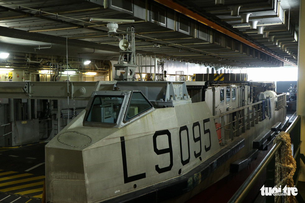 Khoang này nằm ở đuôi tàu và được thiết kế với cửa mở. Trong trường hợp muốn đổ bộ, tàu sẽ được chủ động làm ngập một phần khoang đuôi, cửa sẽ được mở để các tàu này có thể tự bơi ra ngoài với các xe bọc thép hoặc 450 lính thủy quân lục chiến đầy đủ trang bị bên trong. Ảnh: Duy Linh.