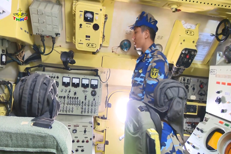 Hình ảnh bên trong một khoang chiến đấu của tổ hợp tên lửa bờ 4K51 Rubezh thuộc Lữ đoàn 680. Đây là tổ hợp tên lửa bờ có tính cơ động rất cao, toàn bộ các thành phần chính đều đặt trên khung gầm xe bánh lốp việt dã MAZ-543. Nguồn ảnh: Truyền hình Hải quân.