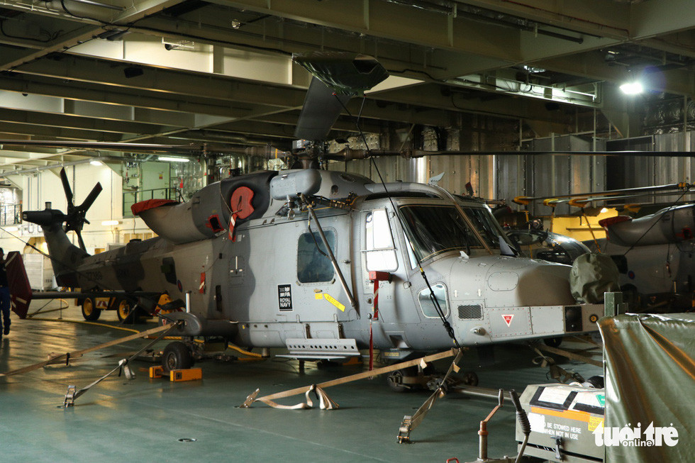 Trực thăng Wildcat của Hải quân Hoàng gia Anh (cùng tham gia chiến dịch) trong khoang chứa máy bay. Với diện tích sàn lên tới 1.800m2, tàu Dixmude có thể mang theo tối đa 16 trực thăng hạng nặng như NH90 hoặc Tiger. Ảnh: Duy Linh.